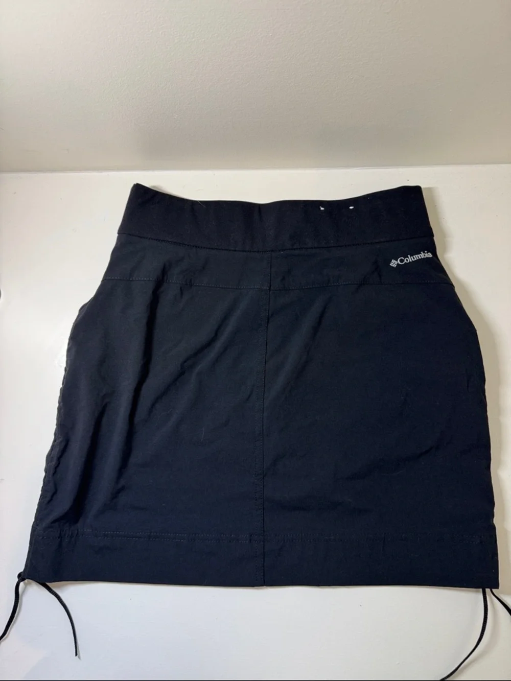 Columbia black skirt with drawstring sides and built in shorts. XS.